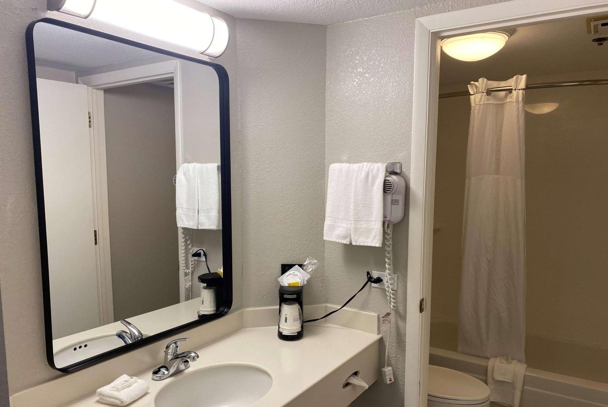 Days Inn & Suites By Wyndham Arlington Heights Esterno foto