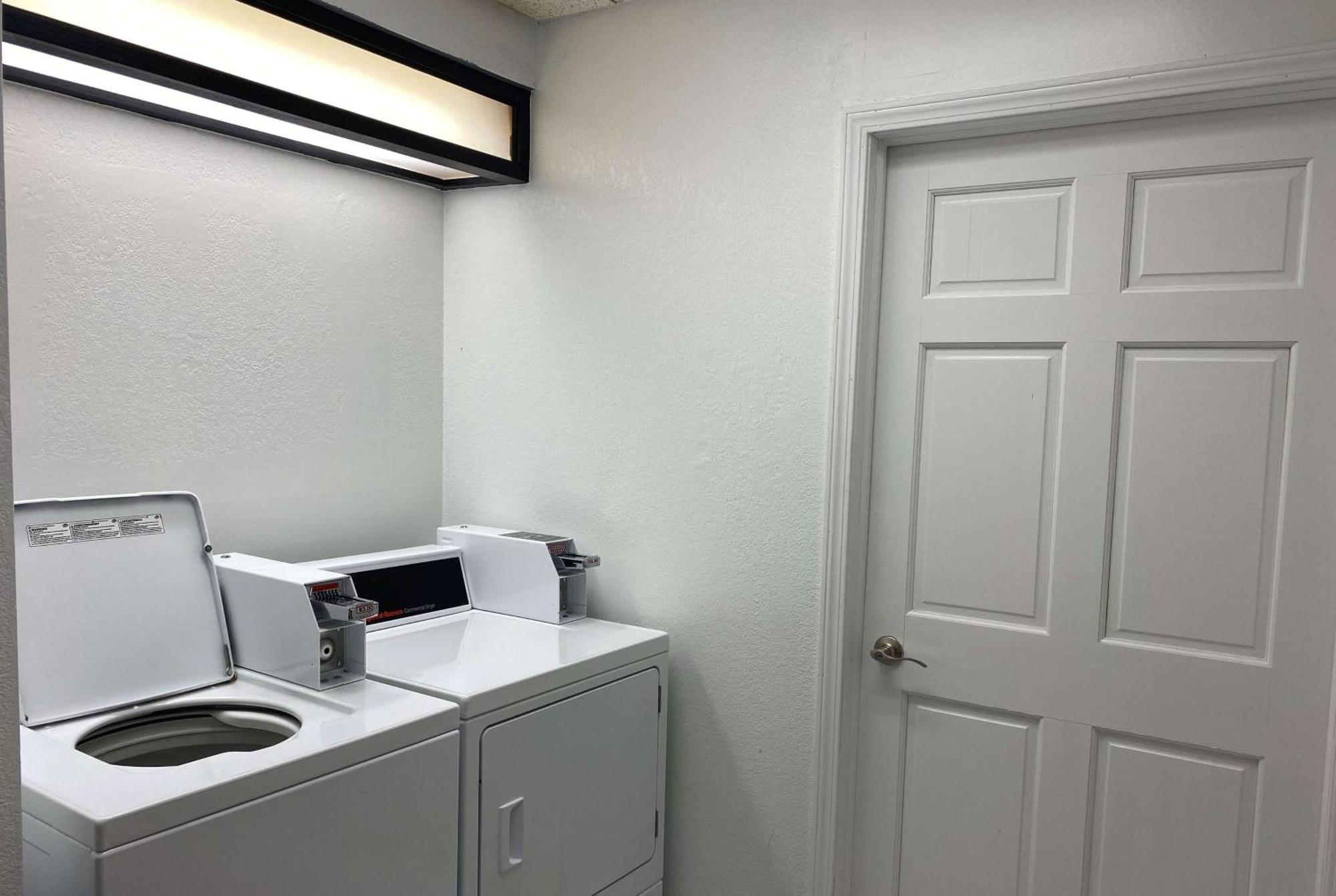 Days Inn & Suites By Wyndham Arlington Heights Esterno foto