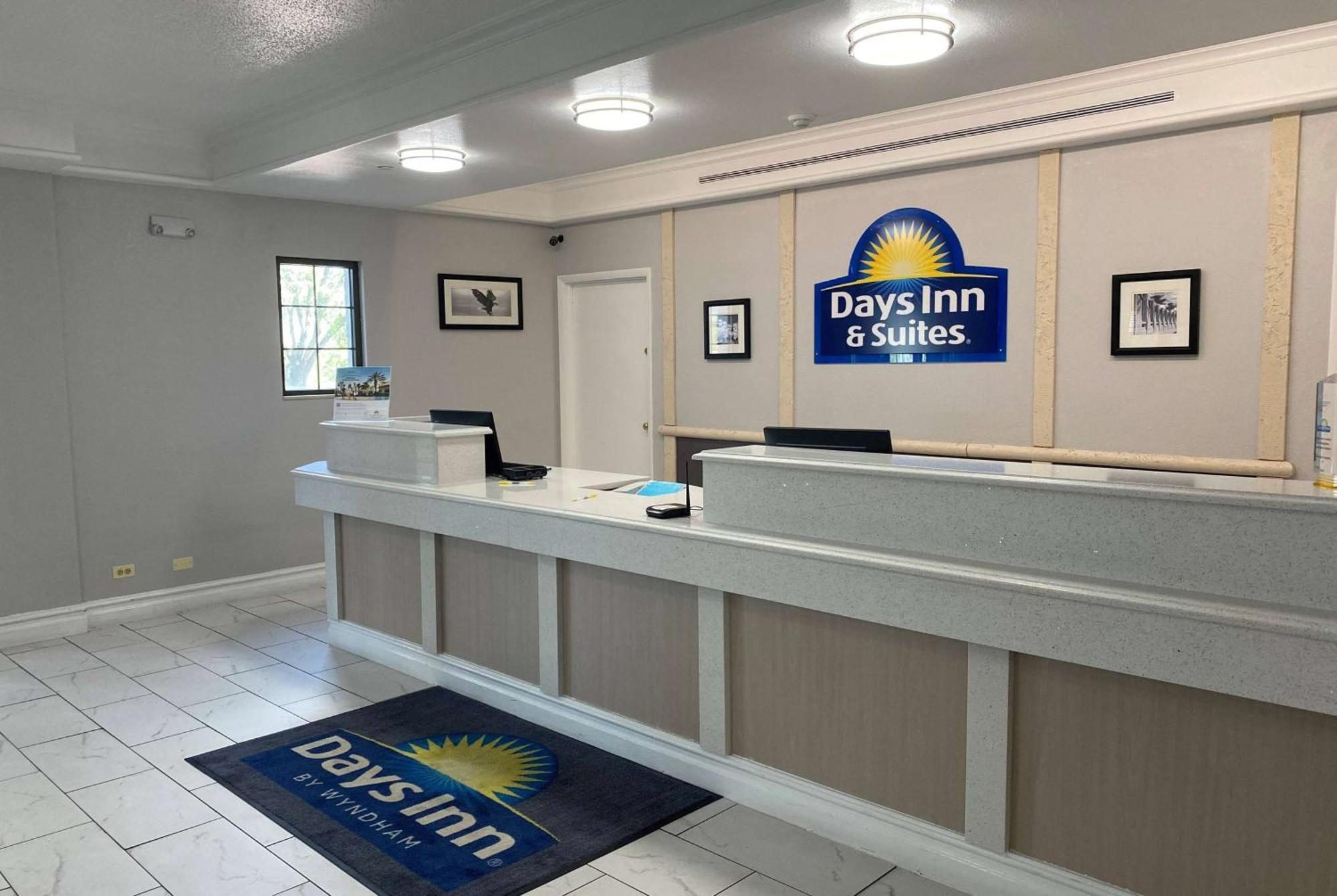 Days Inn & Suites By Wyndham Arlington Heights Esterno foto