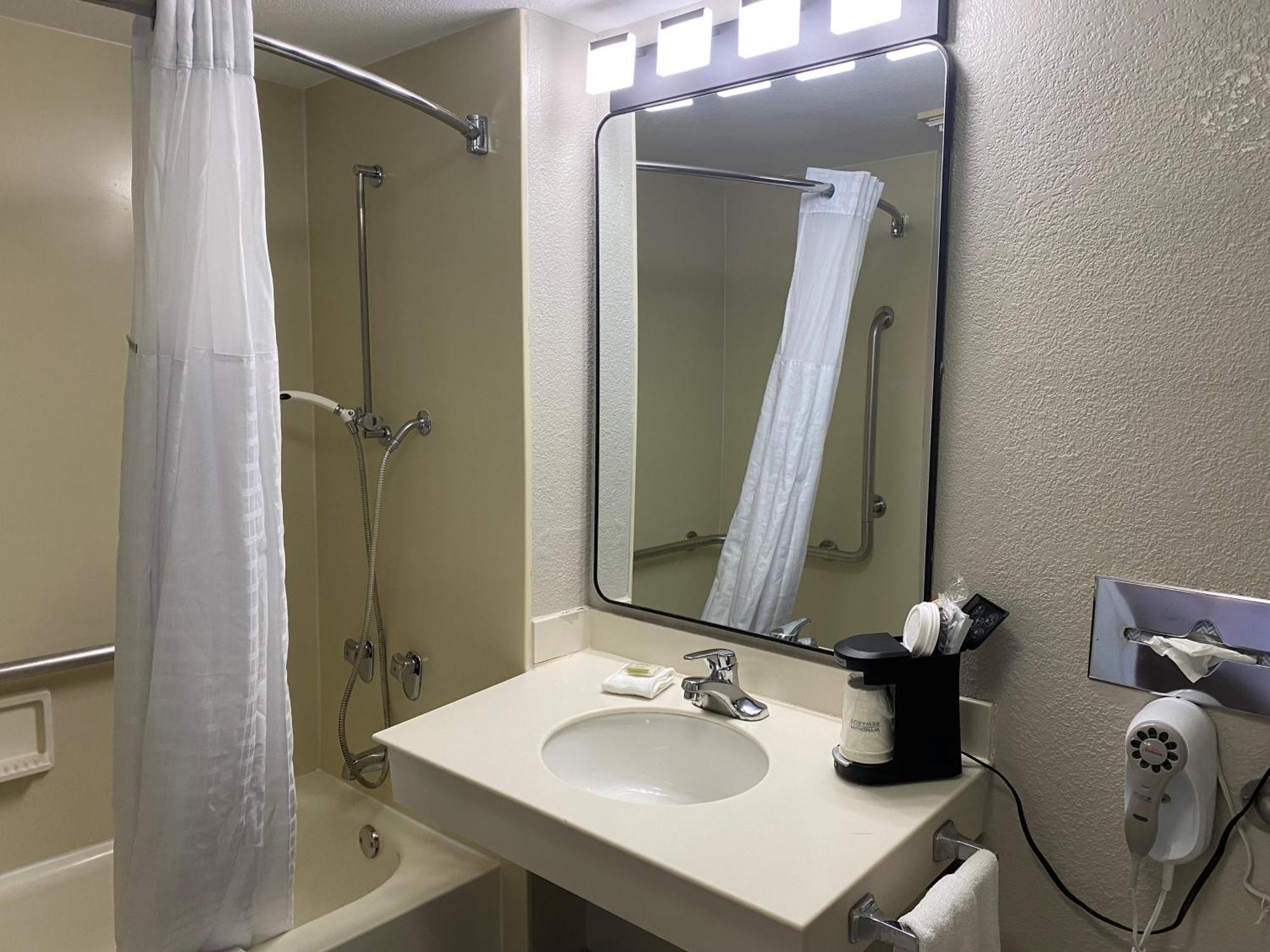 Days Inn & Suites By Wyndham Arlington Heights Esterno foto