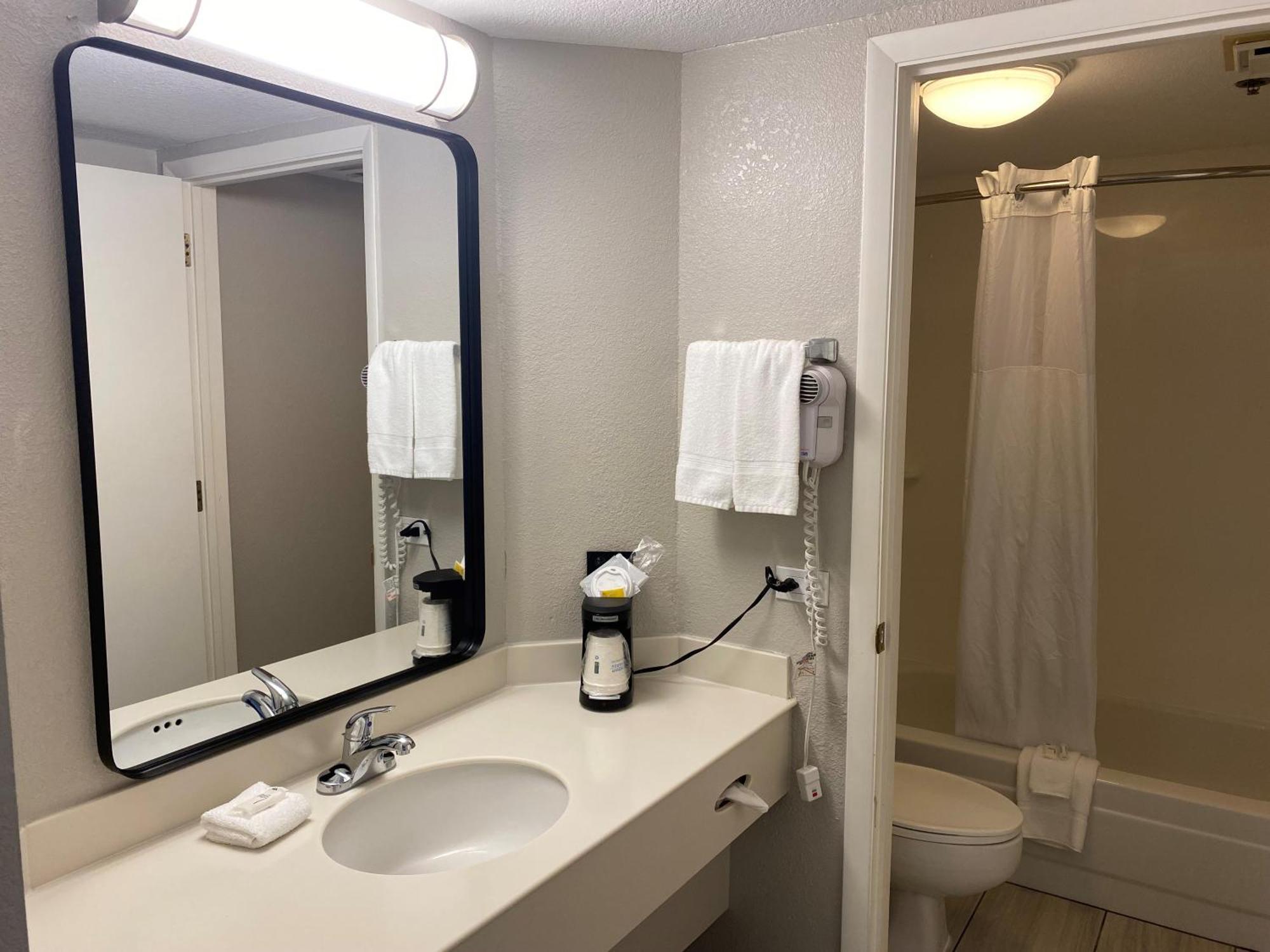 Days Inn & Suites By Wyndham Arlington Heights Esterno foto