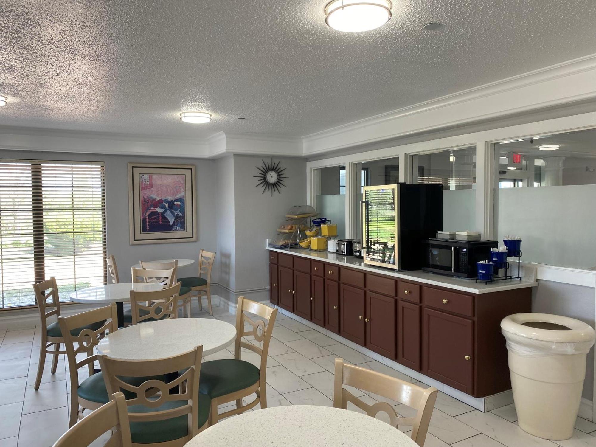 Days Inn & Suites By Wyndham Arlington Heights Esterno foto