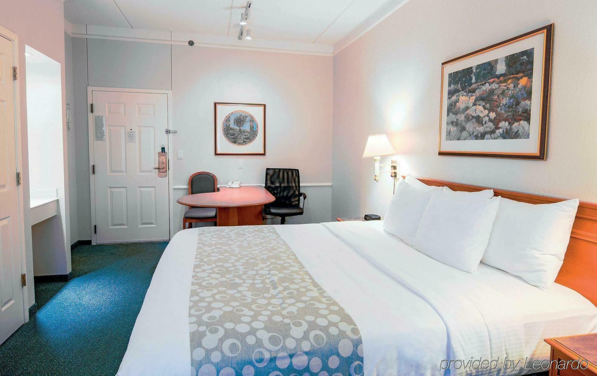 Days Inn & Suites By Wyndham Arlington Heights Esterno foto
